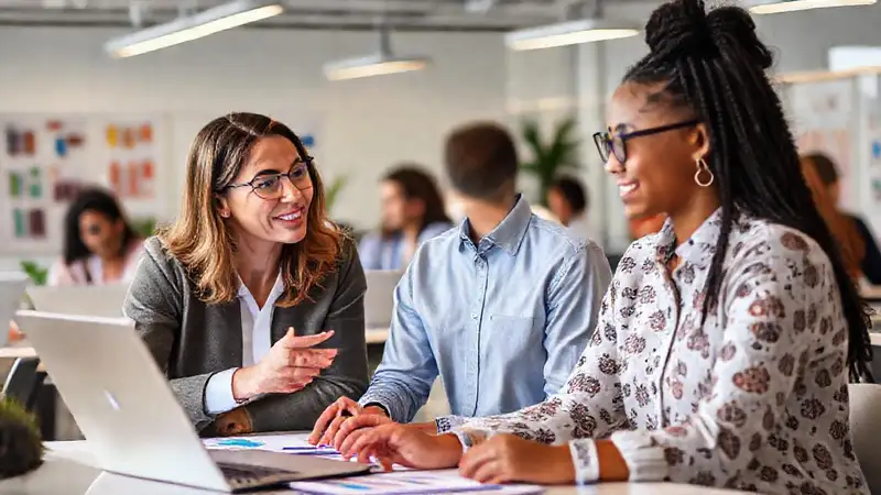 Mentor guía a estudiante en entorno moderno