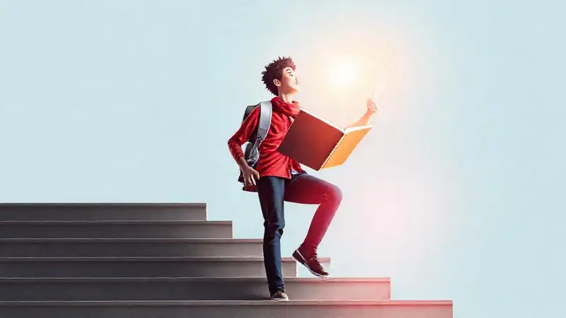 Estudiante motivado logra éxito y crecimiento