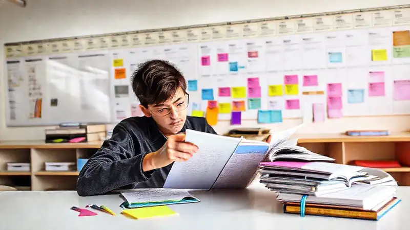 Estudiante estudia con organización y motivación