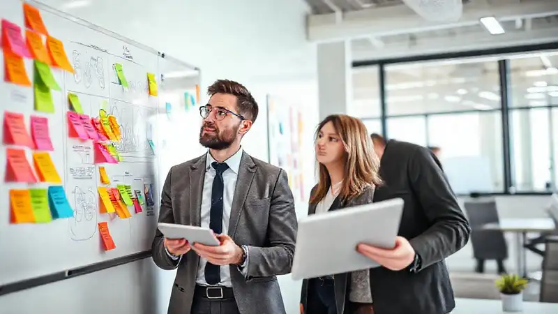 Profesional analizando datos en oficina moderna