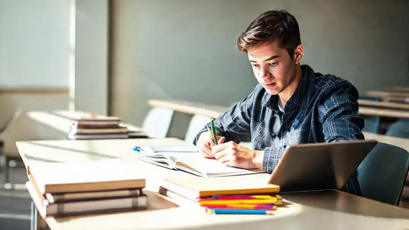 Estudiante tomando notas en aula moderna