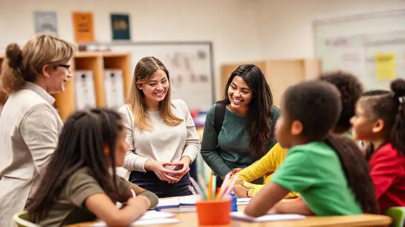 Padres y docentes apoyan a adolescentes en aula moderna