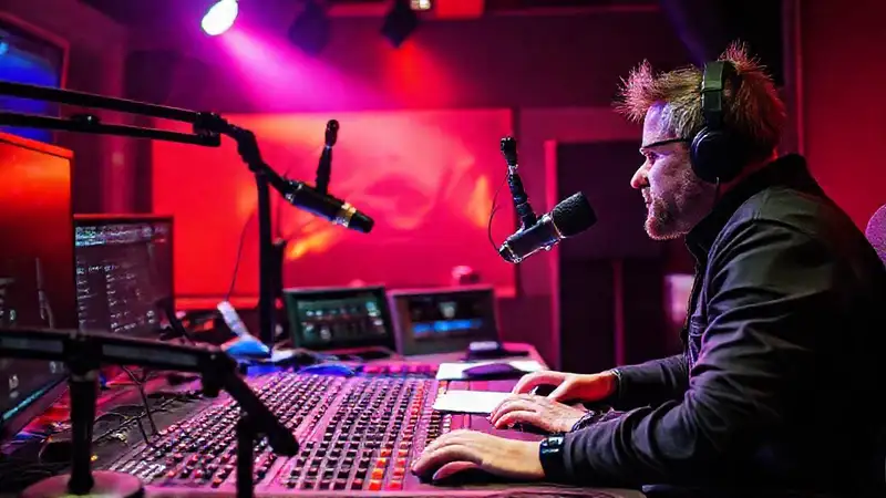 Estudio de radio profesional en acción