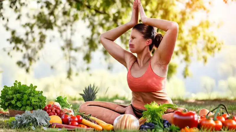 Persona haciendo yoga en naturaleza saludable
