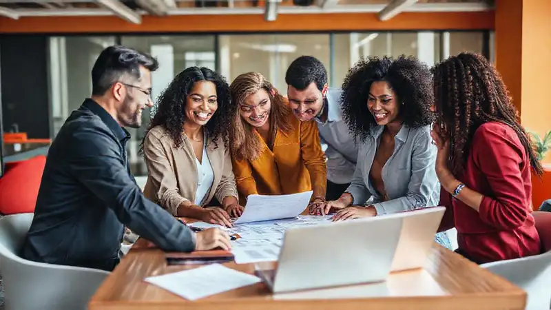 Grupo diverso colaborando en análisis de datos