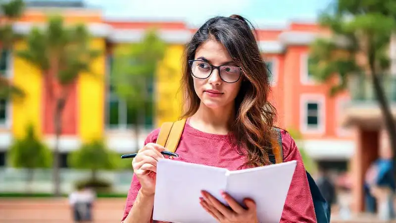 Estudiante planifica con inspiración en campus colorido