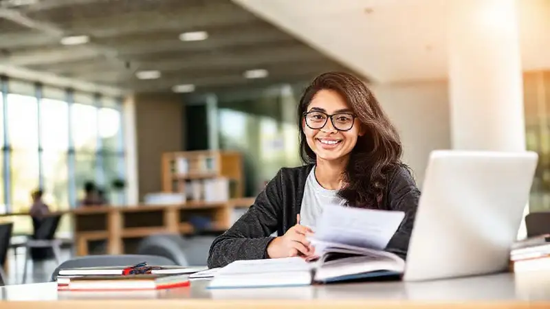 Estudiante concentrado en su estudio organizado