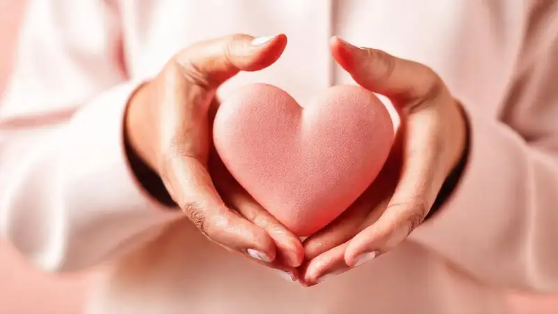Manos terapeutas sosteniendo un corazón cálido