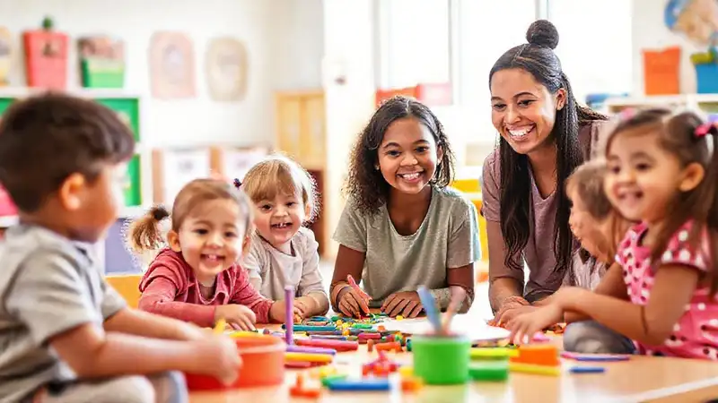Niños diversos en aula inclusiva y alegre
