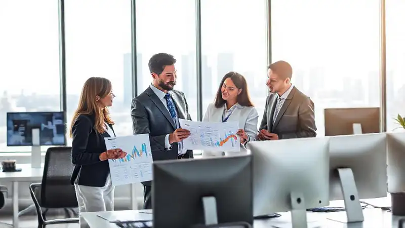 Trabajadores corporativos analizando datos y colaborando
