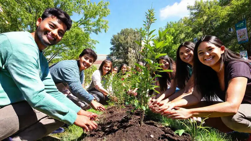 Estudiantes plantan árboles en campus universitario