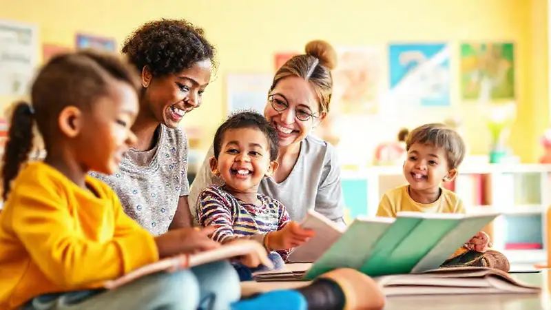 Niños diversos aprenden en aula inclusiva y feliz