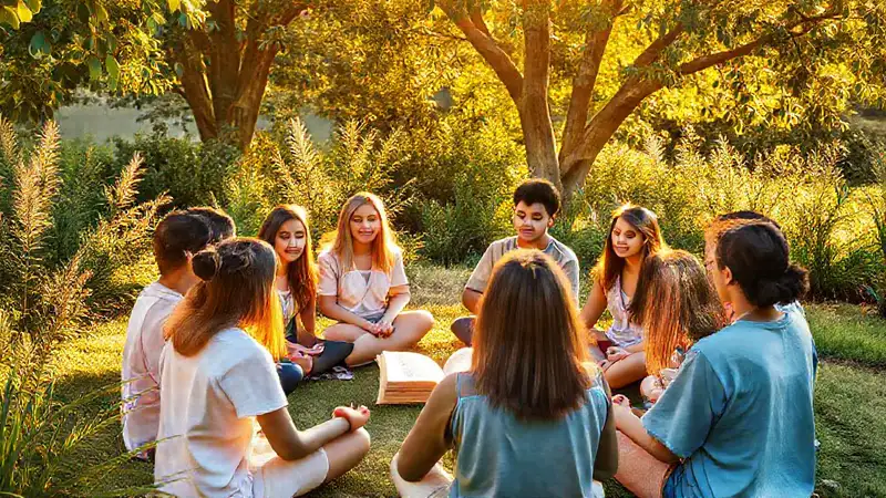 Estudiantes en meditación en ambiente sereno y cálido