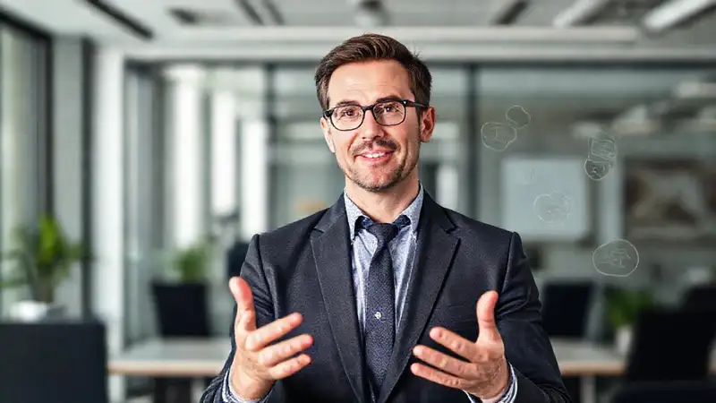 Profesional confiado, calmado, en oficina moderna