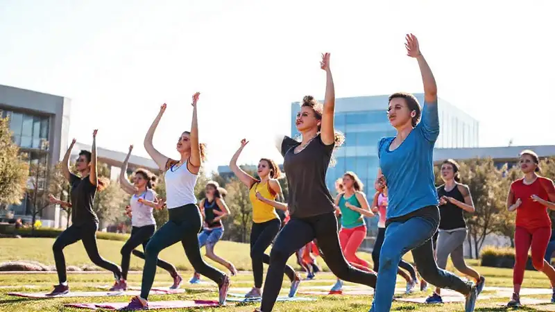 Estudiantes en exteriores haciendo ejercicio y yoga