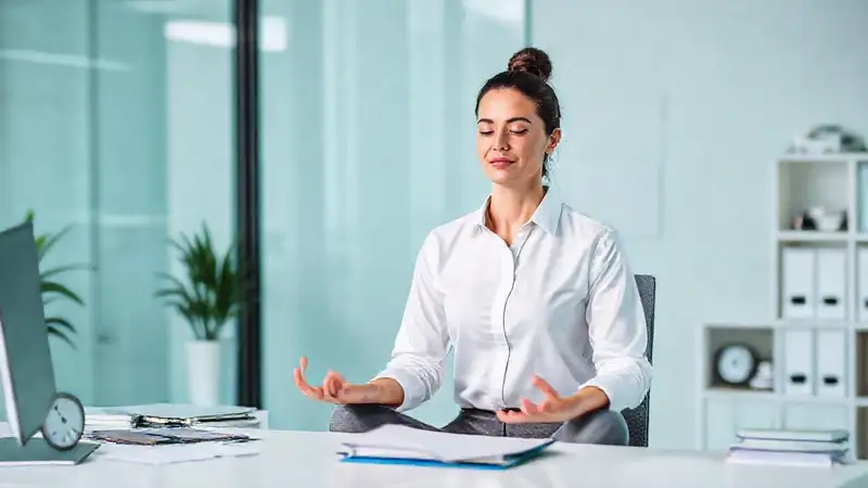 Profesional meditando en oficina ordenada y tranquila