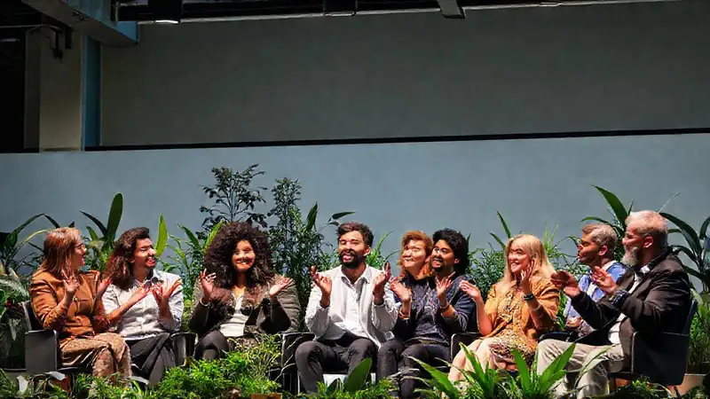 Panel ecológico diverso con oradores entusiastas