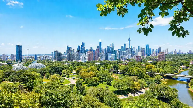 Ciudad sostenible con parques y energías renovables