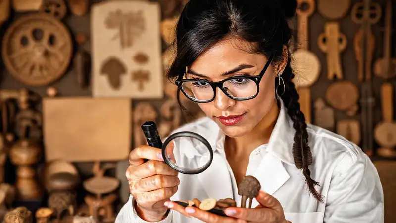Mujer antropóloga con artefactos y símbolos culturales