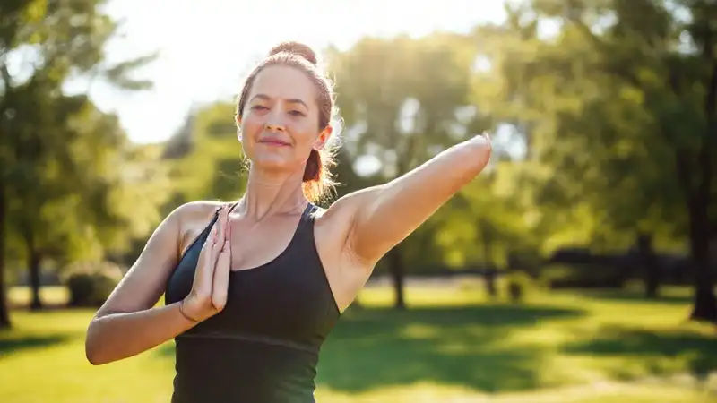 Mujer motivada haciendo yoga en parque