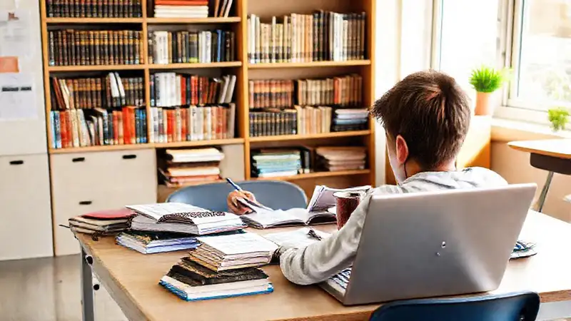 Estudiante motivado en un entorno organizado y brillante