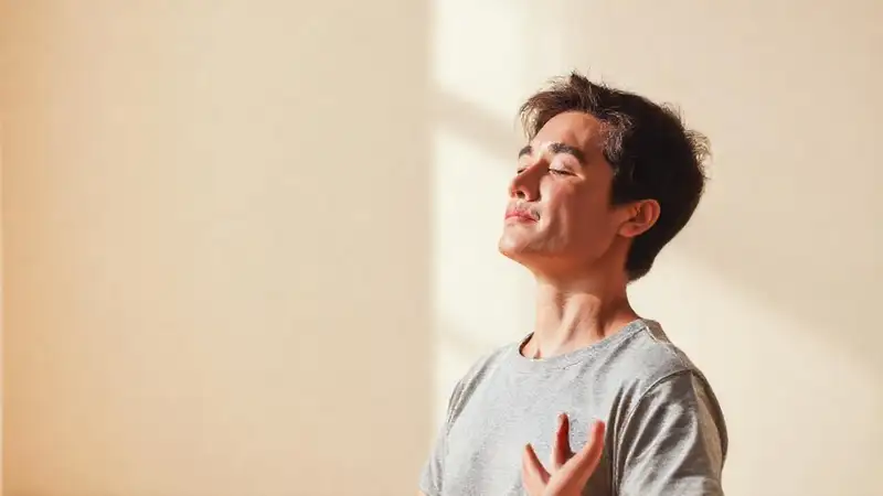 Persona practicando respiración profunda en calma