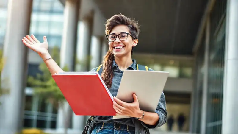 Estudiante celebra éxito en campus universitario
