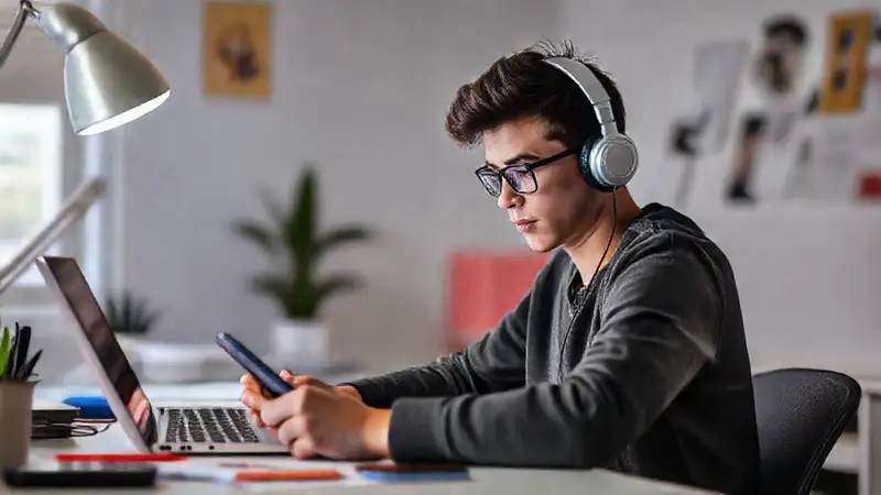 Estudiante concentrado en un espacio moderno