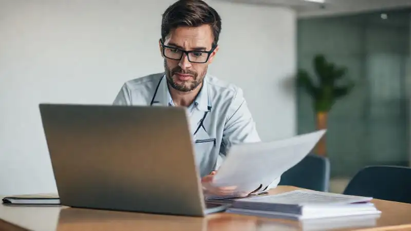 Investigador revisa informes de plagio profesional