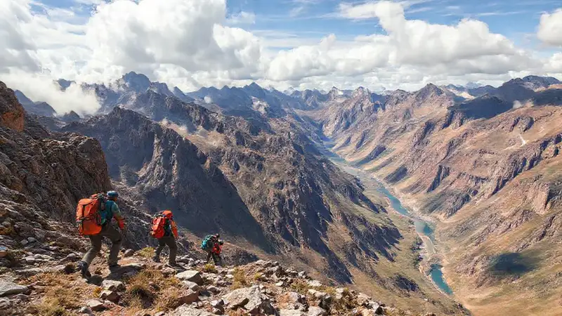 Aventura emocionante en paisaje montañoso y selvático