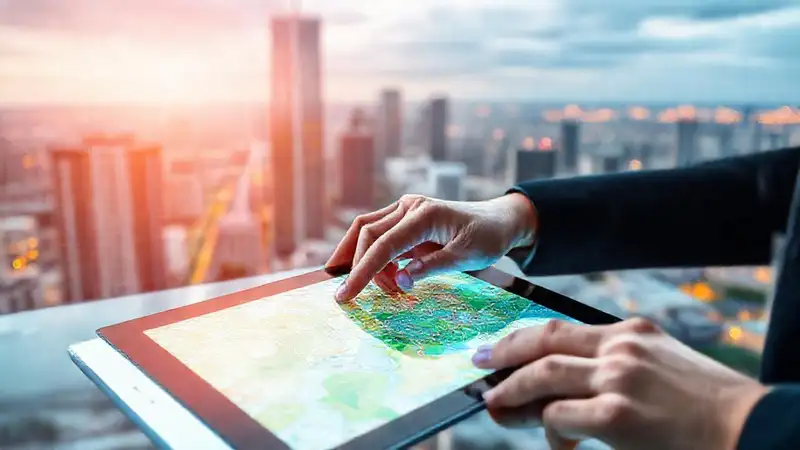 Profesional usa GIS en tableta urbana moderna
