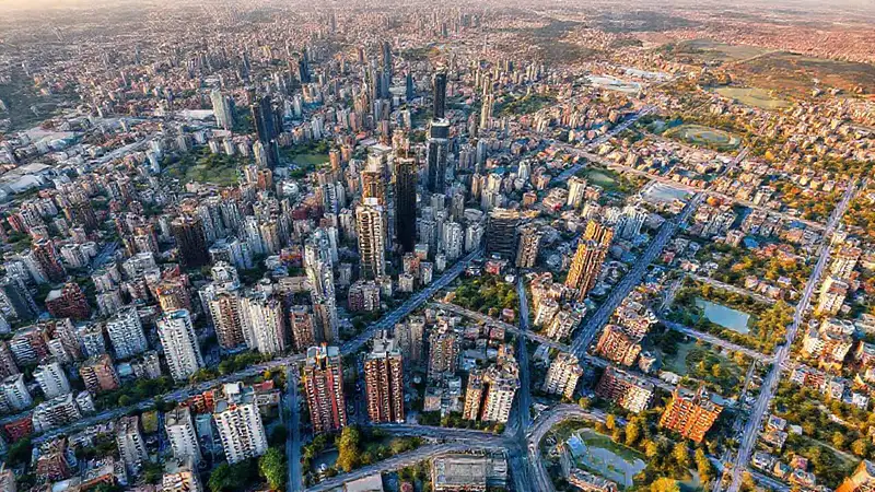 Evolución urbana: ciudad moderna, parques y colores