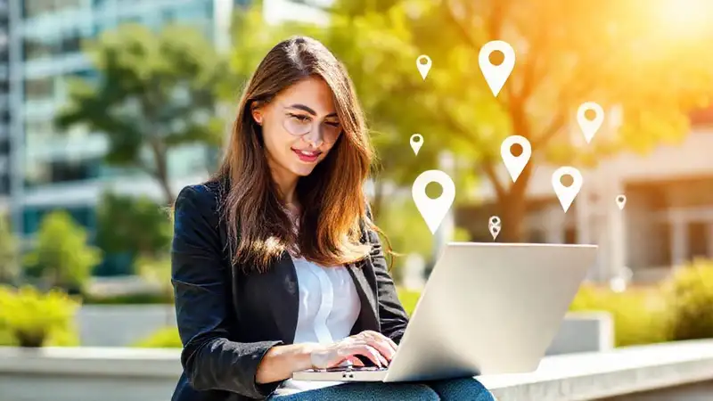 Mujer profesional trabajando en entorno inspirador