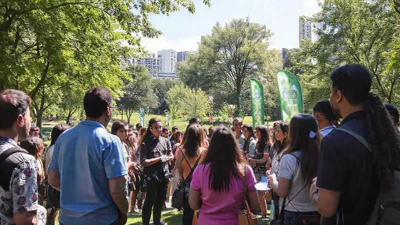 Miembros discuten en parque ecológico