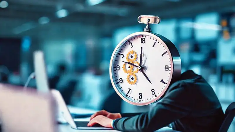 Reloj, trabajo concentrado en ambiente moderno