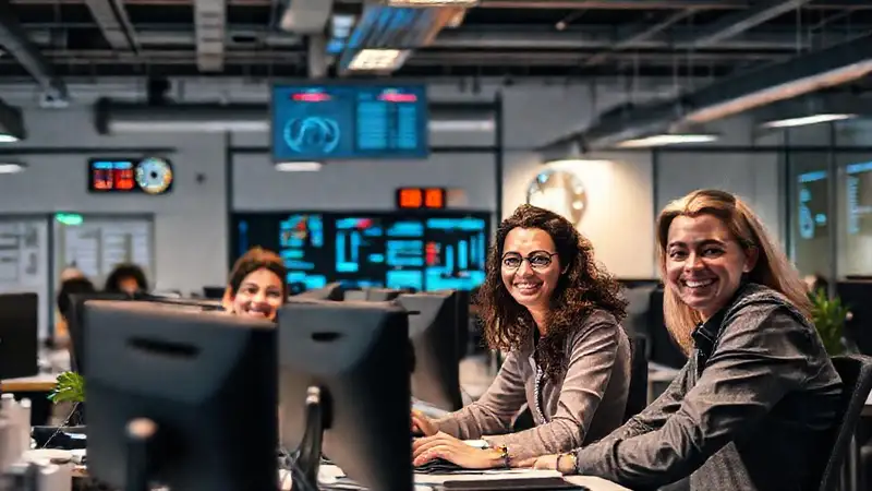 Oficina moderna con empleados y productividad