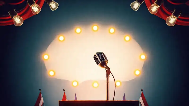 Discurso político con micrófono y banners