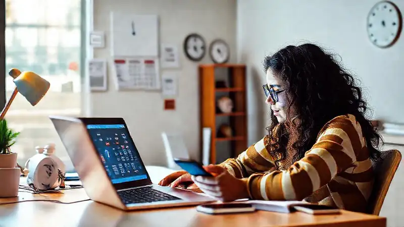 Estudiante estudia en un espacio motivador y vibrante