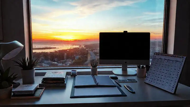 Espacio organizado con vista y ambiente calmo