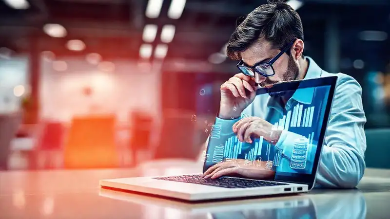 Laptop con íconos de bases de datos digitales