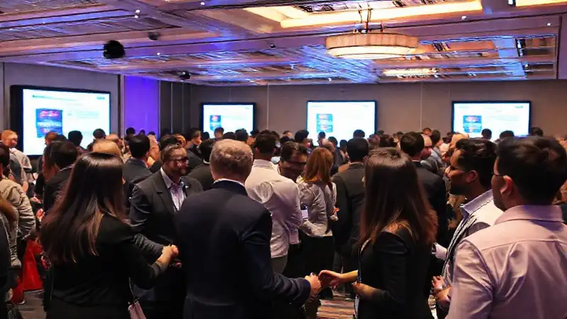 Evento profesional con networking y intercambio de ideas