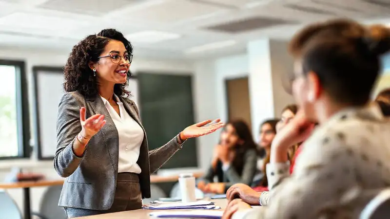 Profesor con confianza enseñando a estudiantes atentos