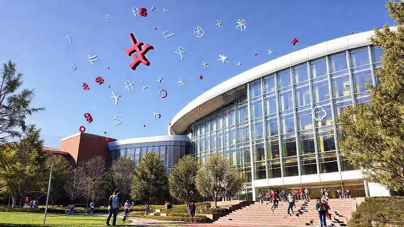 Campus de Stanford con símbolos matemáticos flotantes