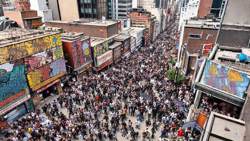 Ciudad moderna con gente diversa y arte callejero