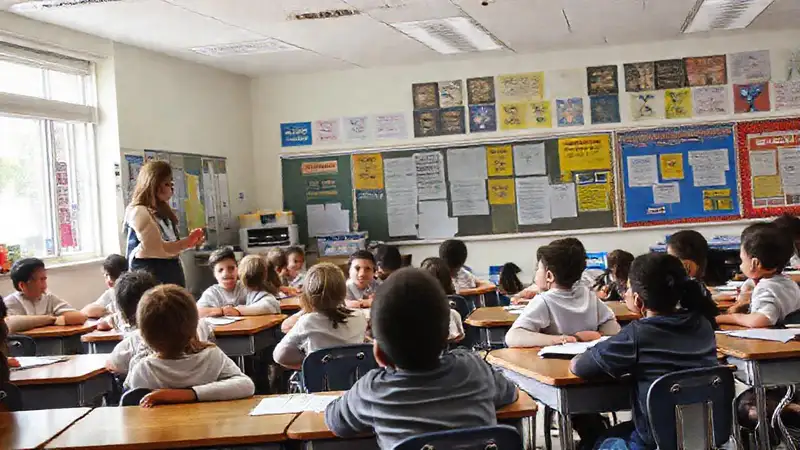 Clase organizada con docente y estudiantes atentos