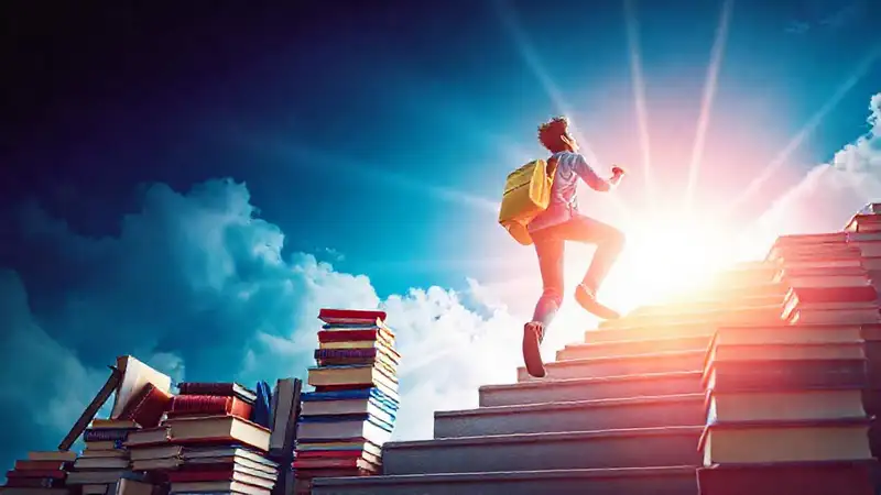 Estudiante motivado asciende superando obstáculos